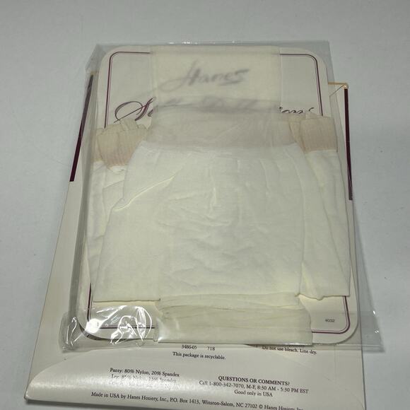 Hanes Silk Reflections White 718 Size AB Silky Sheer Reinforced Toe Pantyhose - Picture 3 of 3